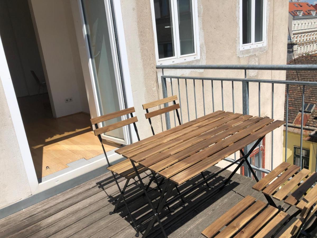 Helle 4 Zimmer Familien-Wohnung Mit Balkon! Schloss Schonbrunn In Gehdistanz Vienna Esterno foto
